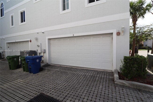 Building Photo - 609 NE 28th St