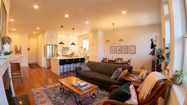 Building Photo - 2140 W Schiller St