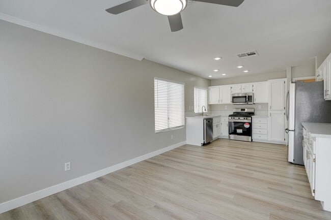 Building Photo - UPGRADED 3 BEDROOM HOME IN GREEN VALLEY