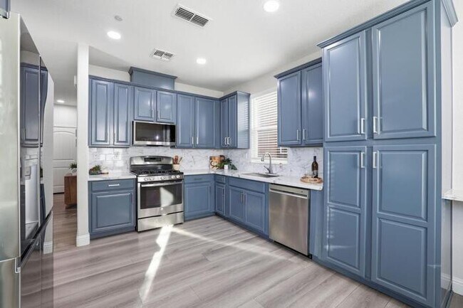 Building Photo - 3017 Village Park Dr