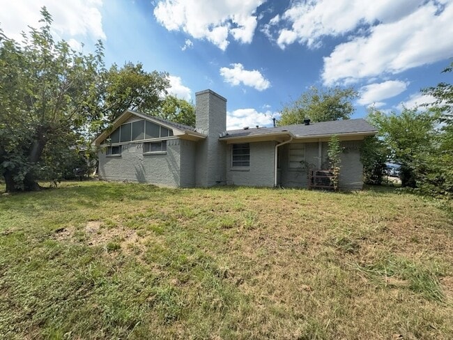 Building Photo - 3316 Shorewood Dr