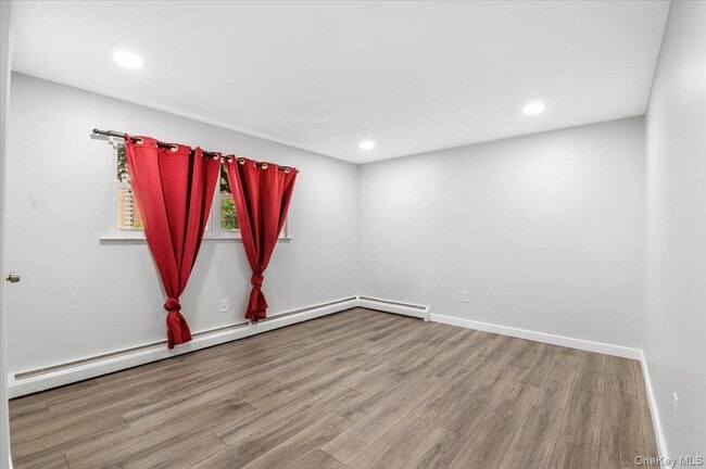 Building Photo - 570 Conklin St