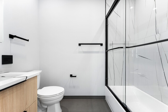 Building Photo - 7726 N Eastlake Terrace