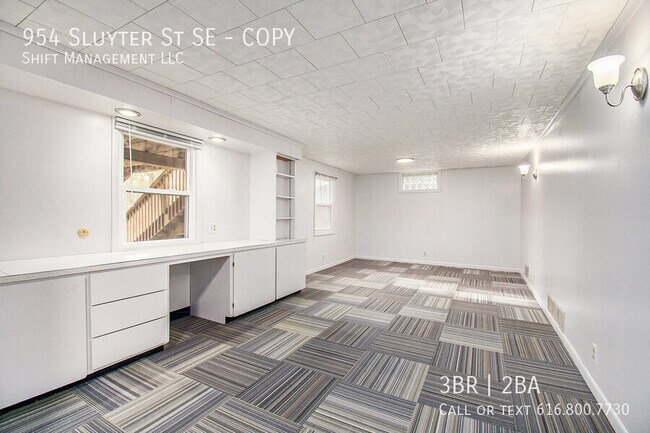 Building Photo - 954 Sluyter St SE