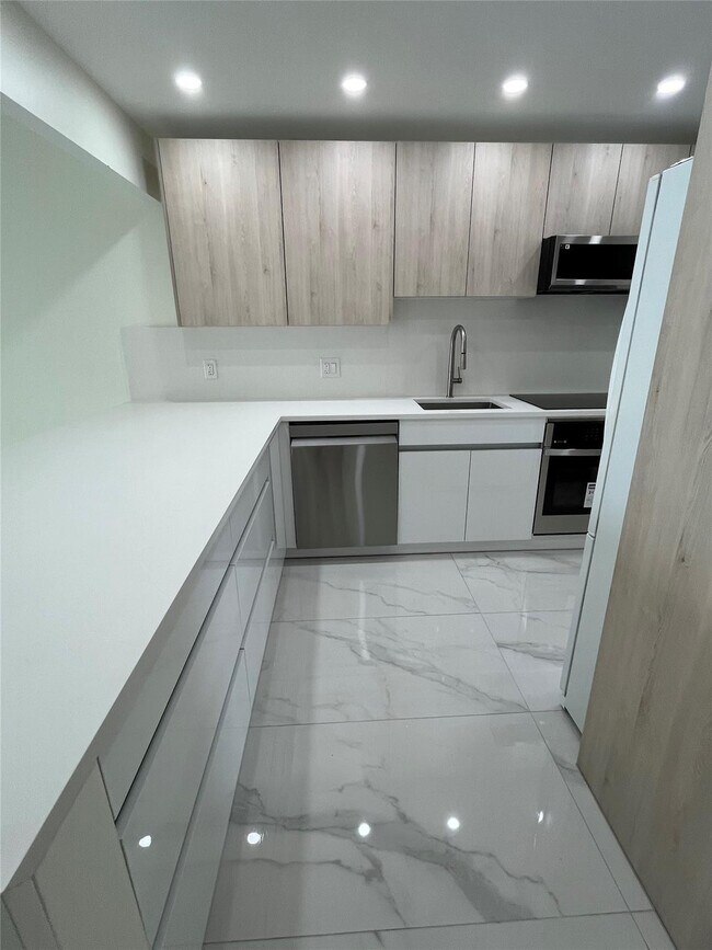 Building Photo - 3150 N Course Ln