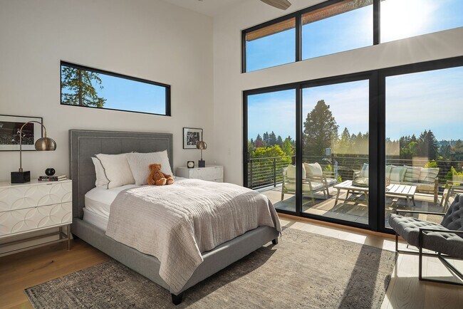 Building Photo - 7Bd/6Ba Bellevue Home