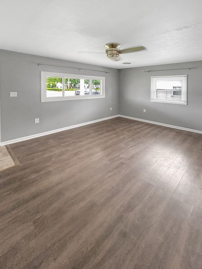 Building Photo - Welcome to this charming 2-bedroom, 1-bath...