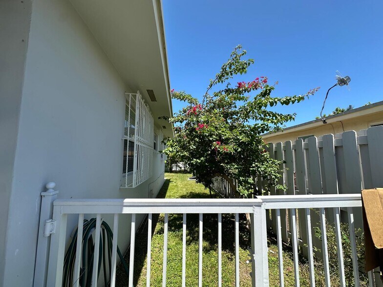 Building Photo - 881 SW 66th Ave