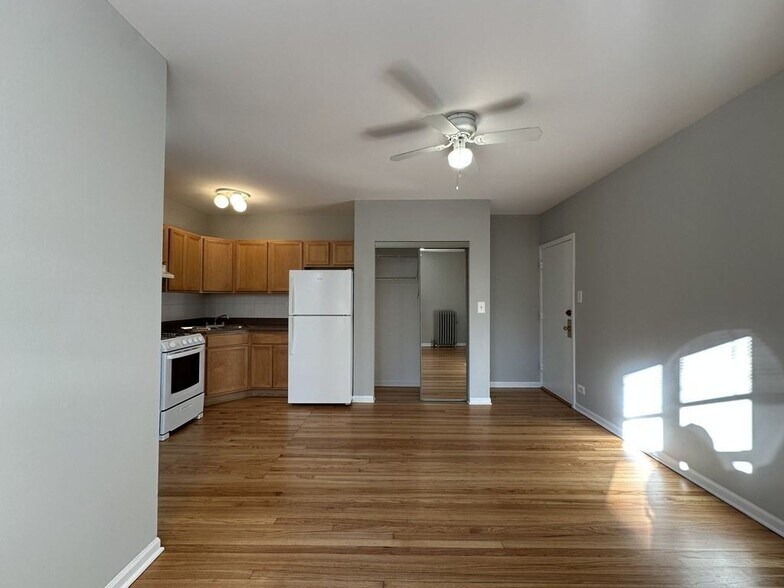 Building Photo - 914 W Dakin St