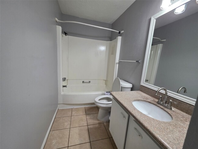 Building Photo - 1015 Western Hills Dr