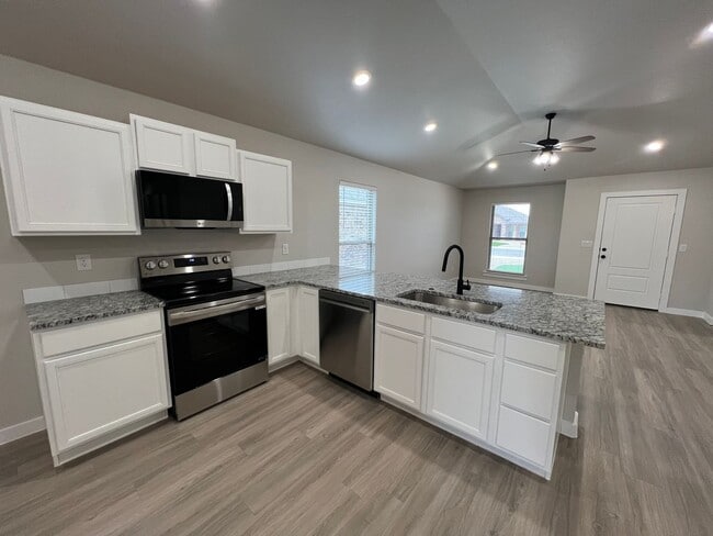 Building Photo - 3/2/2 in Bell Farms available June!!