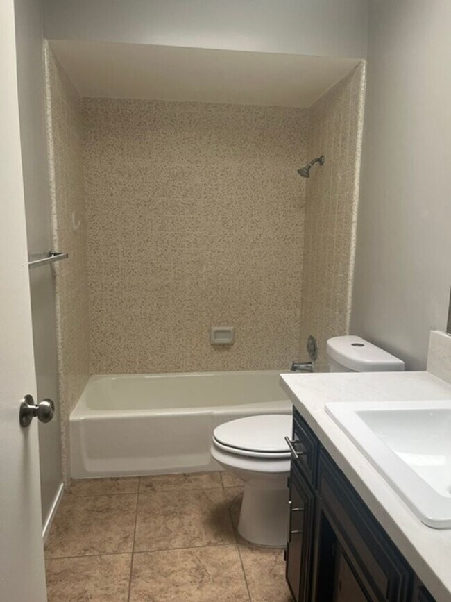 Building Photo - 7613 Quailwood Dr