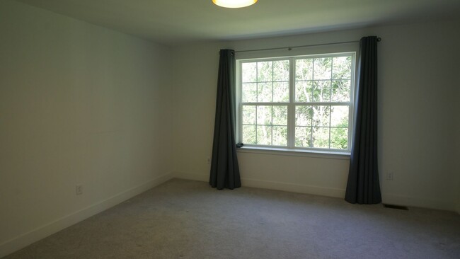 Building Photo - Large Bright and Airy End Townhouse only 1...