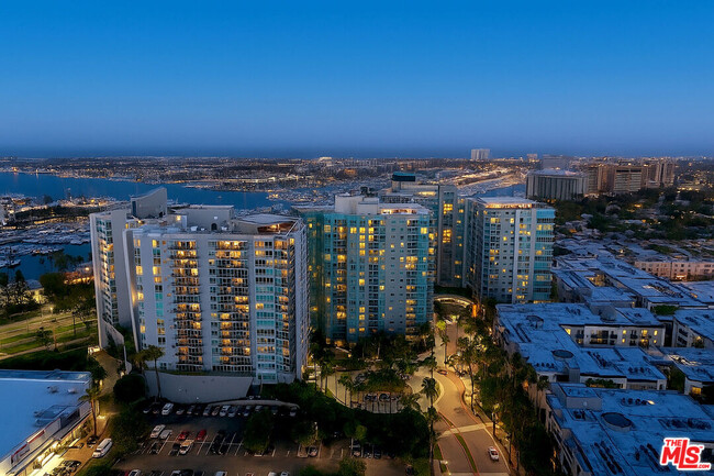Building Photo - 13600 Marina Pointe Dr