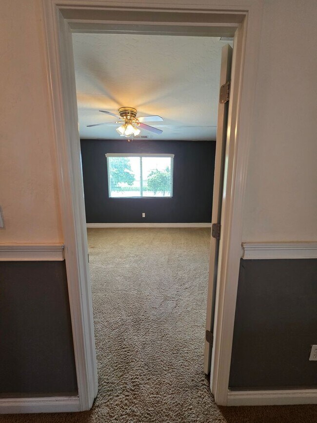 Building Photo - 4 bedroom 3 bathroom in SE Visalia!