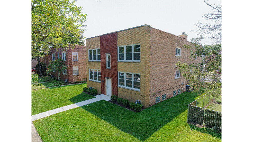 Building Photo - 8914 Lamon Ave