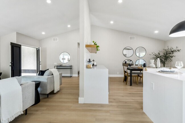 Building Photo - Beautifully Renovated 3 Bed/2 Bath Home in...