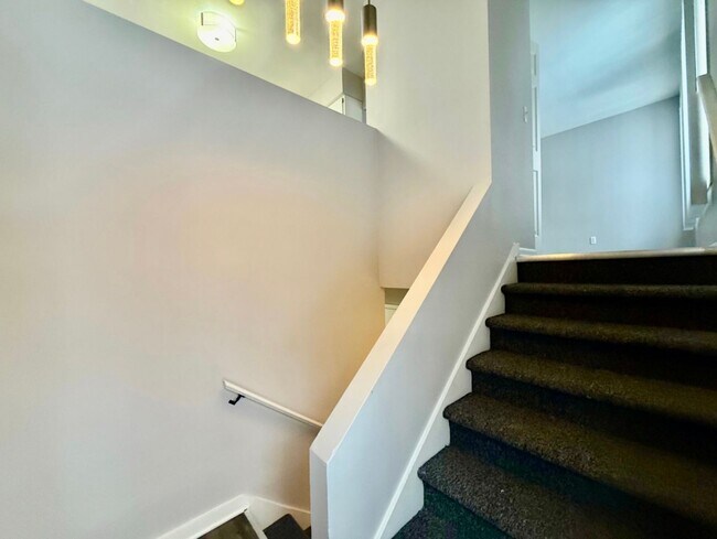 Building Photo - 2081-2083 Shangrai La Dr SE