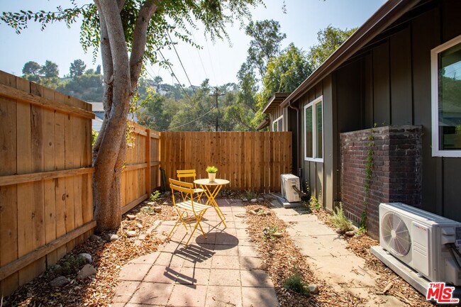 Building Photo - 4949 Sycamore Terrace