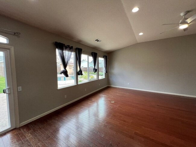 Building Photo - 4 bedrooms, an office and single-story home with a pool!!