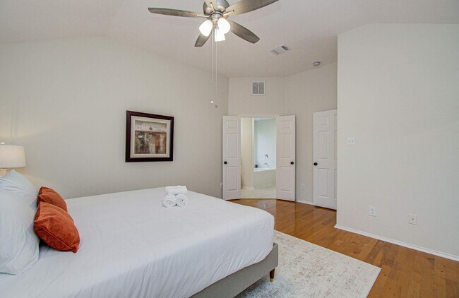 Building Photo - 7211 Crescent Mills Dr