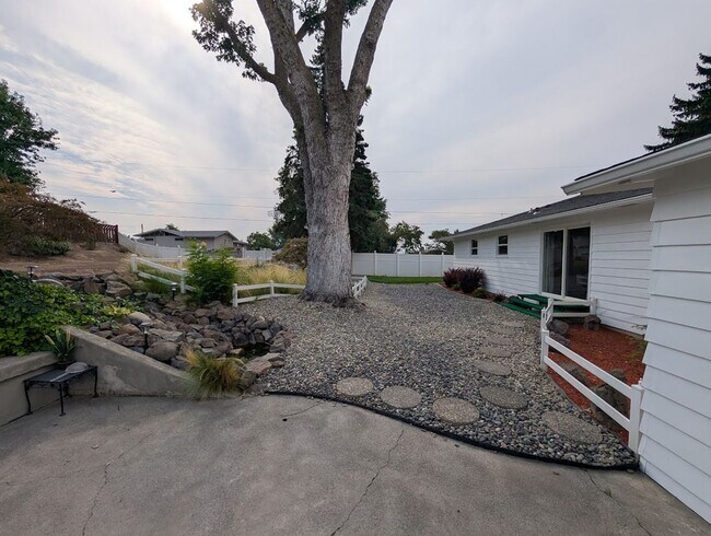Building Photo - Huge Reno Addition House - Pet-Friendly!