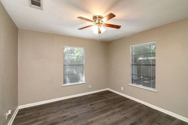 Building Photo - Cozy 3 bedroom, 1 bathroom home located in...