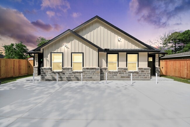 Building Photo - 7066 Villa Dr