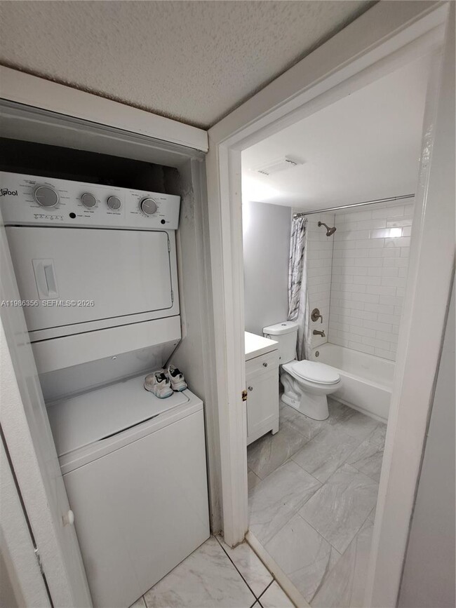 Building Photo - 9708 SW 138th Ave