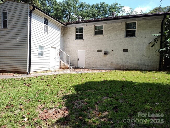 Building Photo - 3401 Bonaire Dr