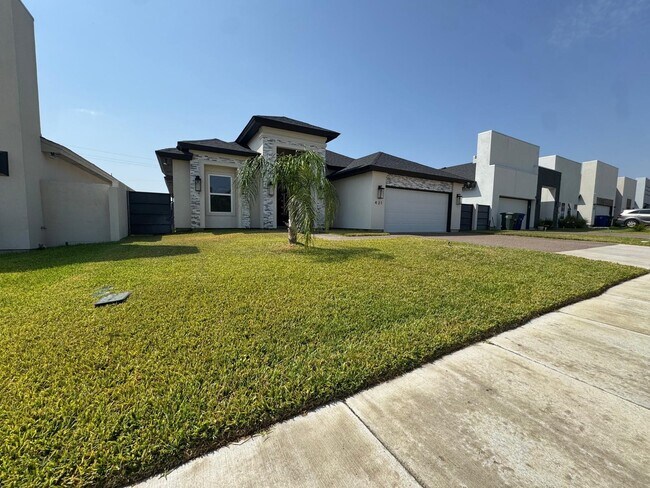 Building Photo - 421 Placido Dr