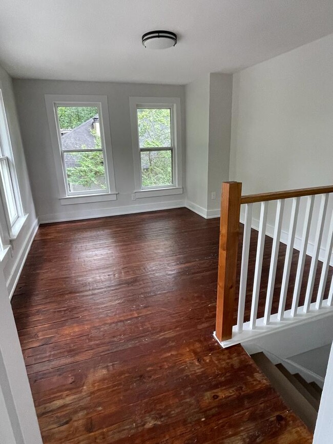 Upstairs bedroom - 2027 Higbee Ave