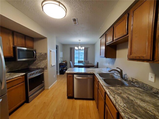 Building Photo - 9358 Ranchview Ln N