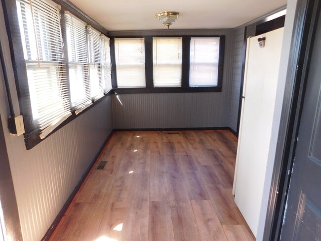 Building Photo - 6 Douglas St