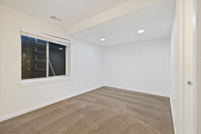 Building Photo - Amazing 4 bedroom, 3 bath home right by St...