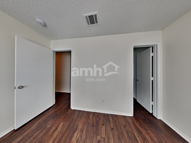 Building Photo - 10136 High Eagle Trail