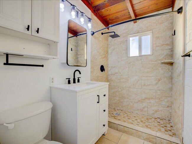 Building Photo - 3 Bedroom 1 Bathroom