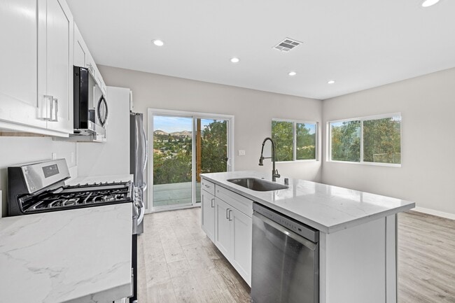 Building Photo - 5564 Hamill Ave