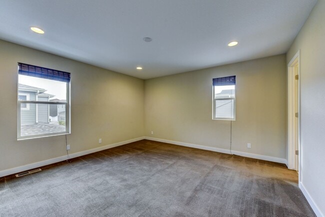 Building Photo - Beautiful 3 bed Uptown Broomfield Townhome...
