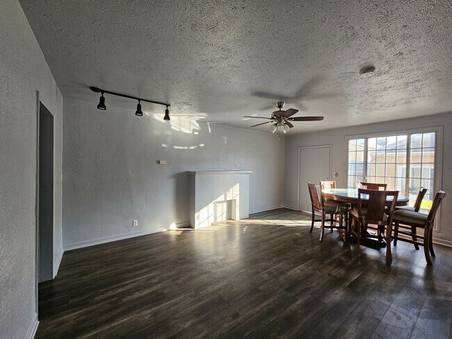 Building Photo - 1517 W 60th Pl