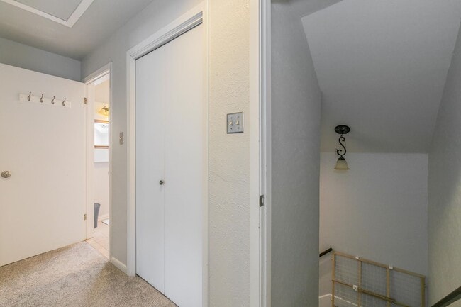 Building Photo - Charming Bungalow - Arlington Heights