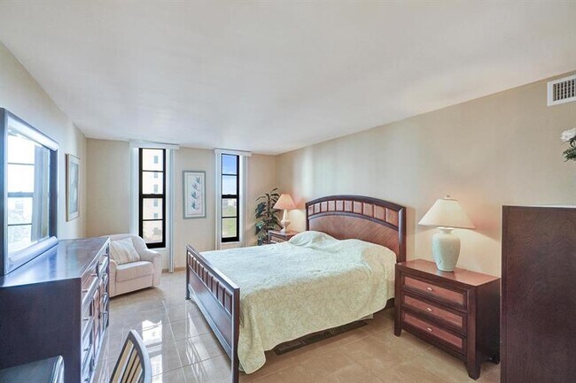 Building Photo - 1000 S Ocean Blvd