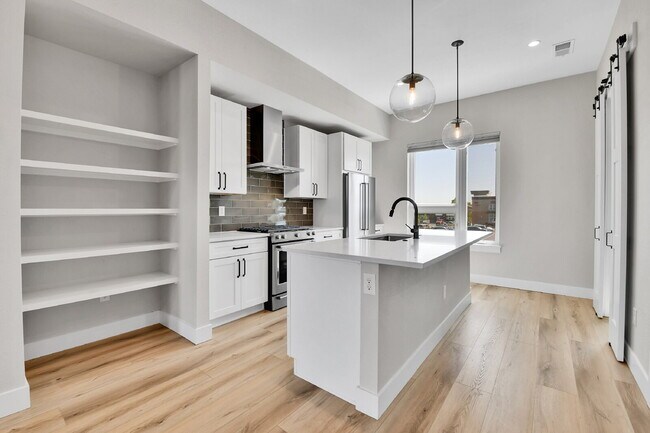 Building Photo - $3,200 - 2 Bed, 2.5 Bath Townhome in Prime...
