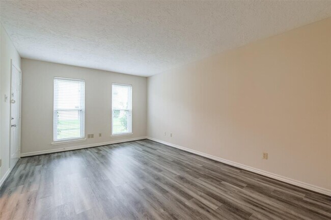Building Photo - 3004 Beecave Dr