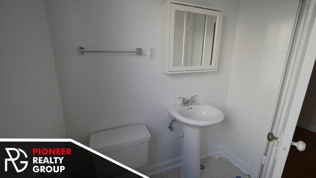 Building Photo - 812 W Waveland Ave