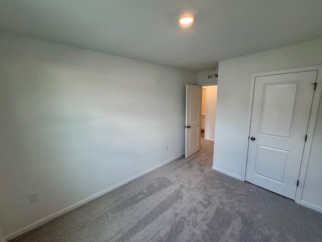 Building Photo - Brand New Townhome!