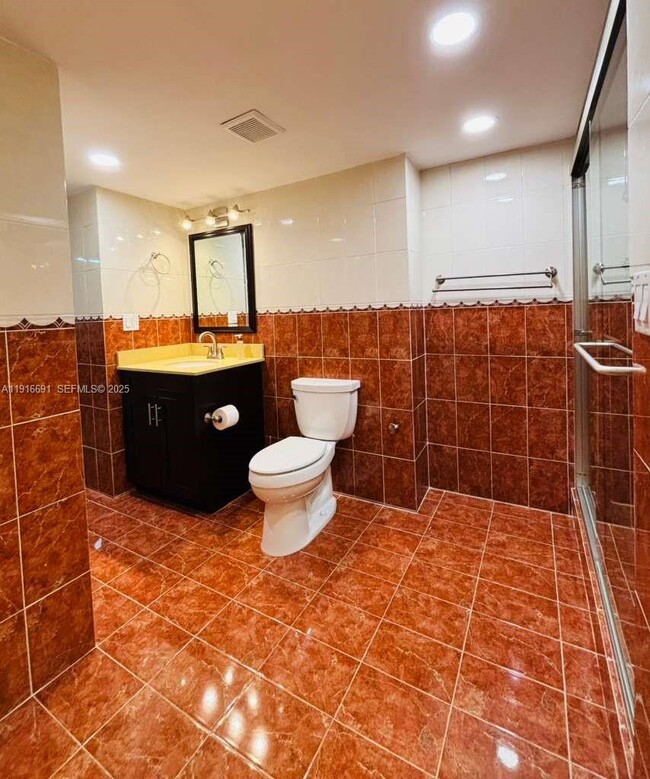 Building Photo - 3625 N Country Club Dr