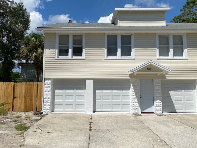 Building Photo - 18th Ave S Triplex