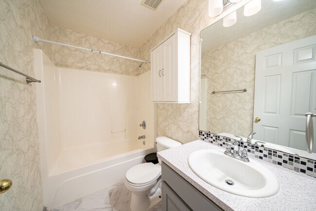 Building Photo - 3 bedroom 2 bath North Columbus