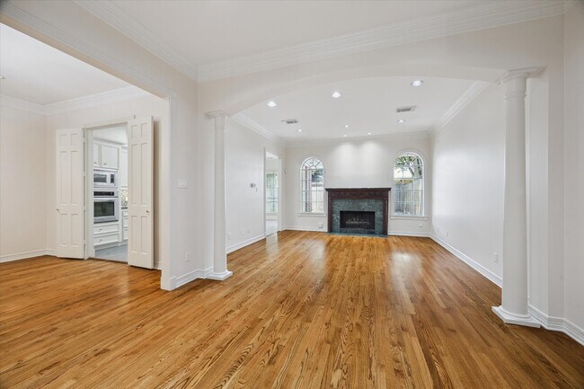 Building Photo - 5308 Hidalgo St